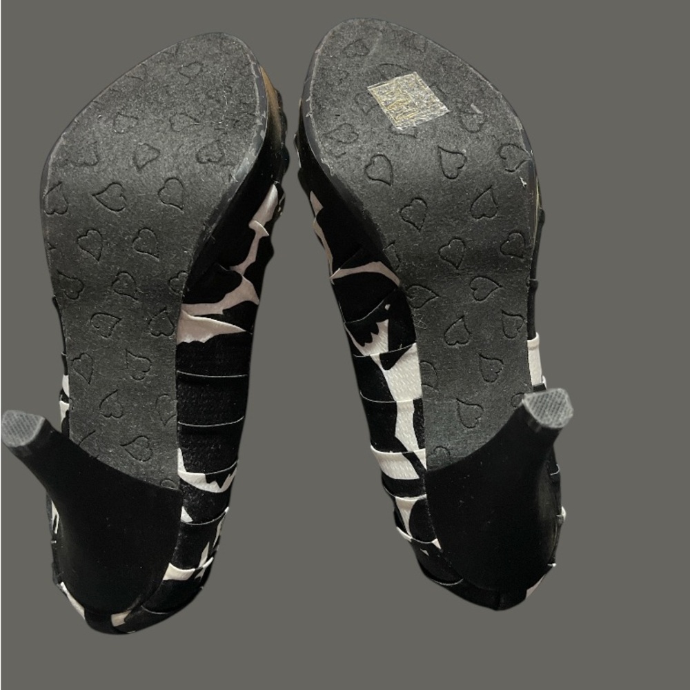 Sleek Black and White High Heels with Peep-Toe - Picture 6 of 12